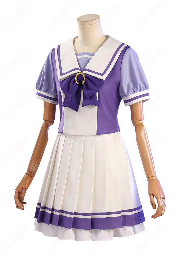 トレセン学園 夏制服コスプレの側面ビュー。ウエストラインとスカートのフレア感、縁取りの配色を確認可能。