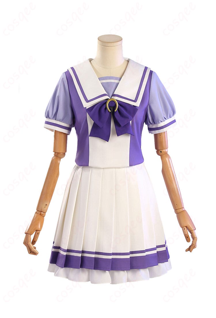 トレセン学園 夏制服コスプレの正面ディスプレイ。トップスとスカートのシルエットが分かる撮影向けデザイン。