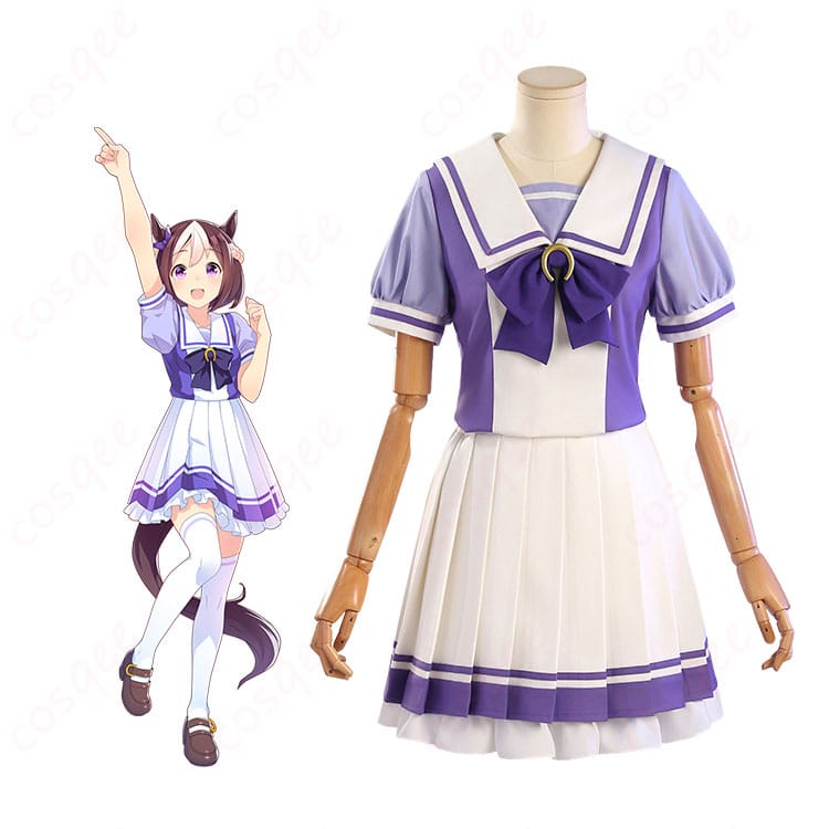 ウマ娘 プリティーダービー トレセン学園 夏制服をモデルが着用した全身イメージ。白×ブルーの高コントラスト配色と胸元リボンを強調。