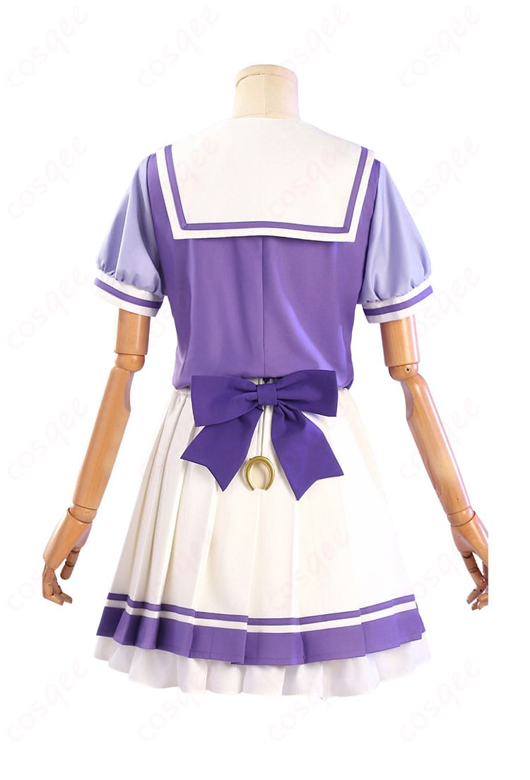 トレセン学園 夏制服コスプレの背面ビュー。大きな背面リボンと後ろファスナー周りの仕立てを明示。