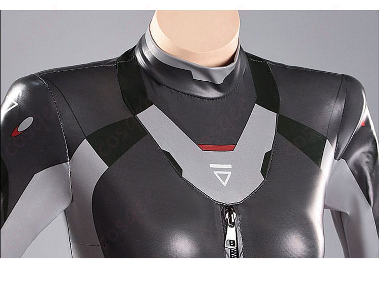 調月リオ 戦闘服コスプレ 襟元ディテール(PUレザーの光沢と縫製)