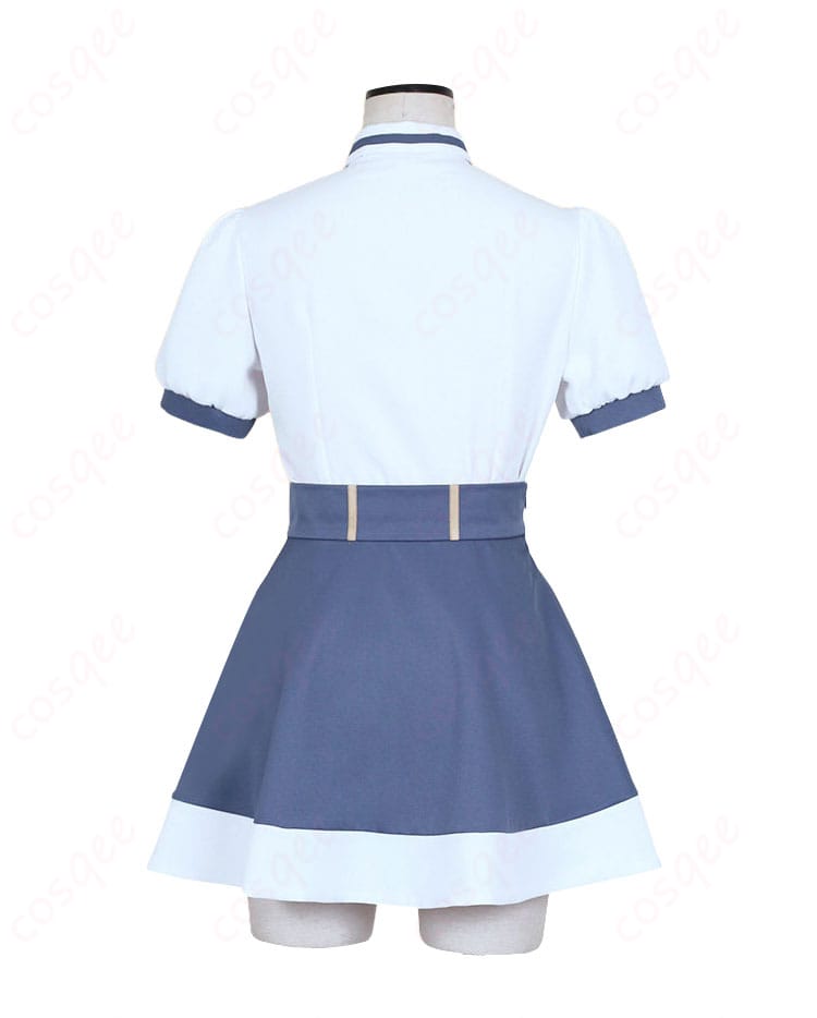 COSQEE 学園夏制服コスプレの背面全体。スカートの落ち感とシルエット、背中のラインを確認できる。