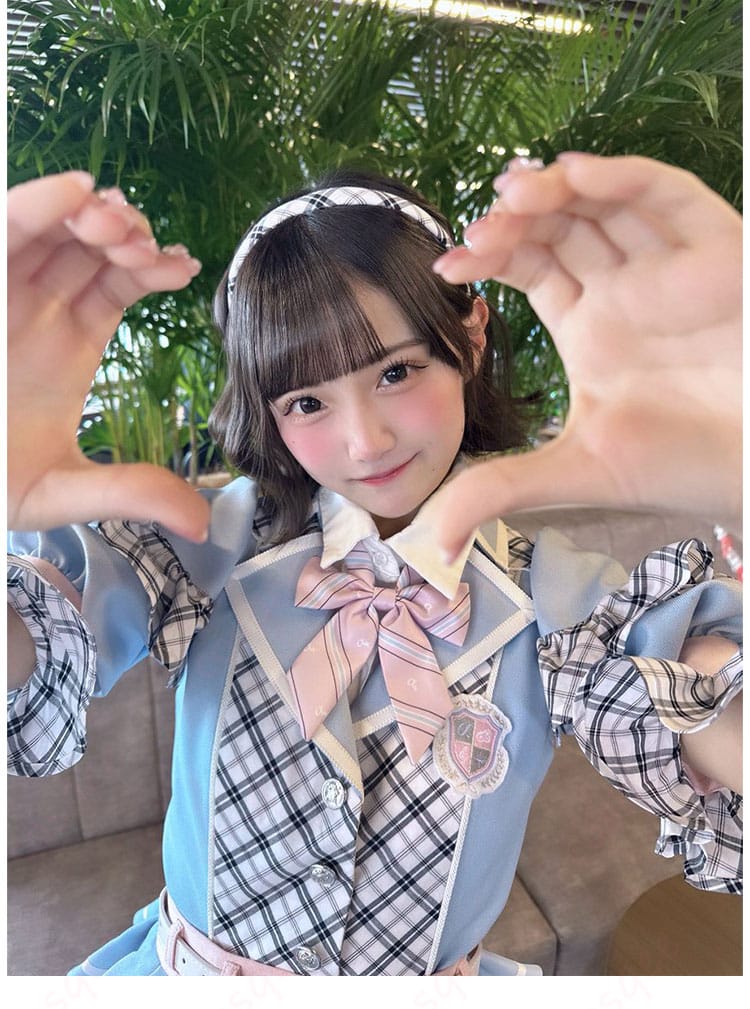 α＋青春のエフェクト ステージ衣装の衣襟装飾ディテールと高コントラスト配色