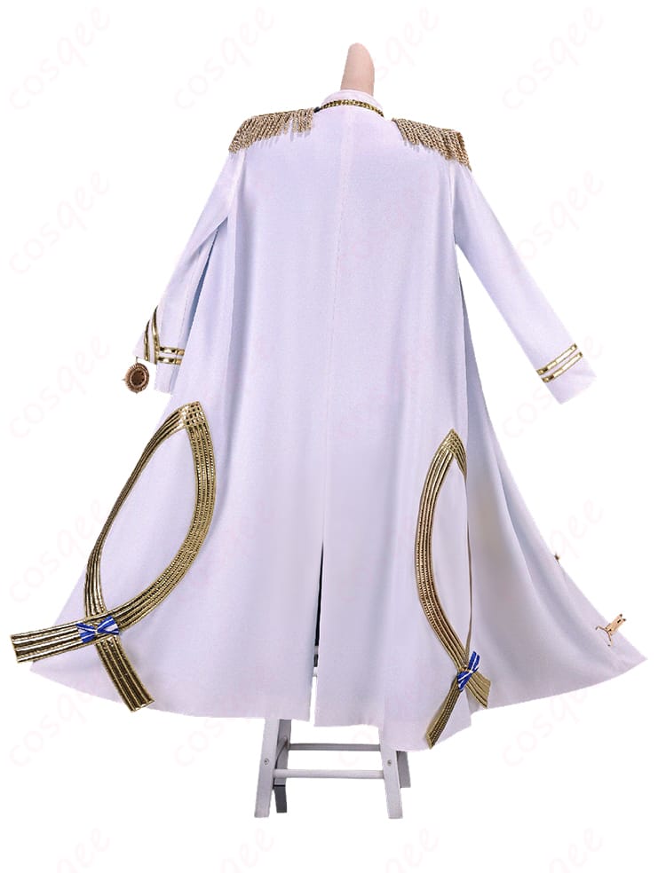 ヘルム白制服コスプレの背面全体。コートの後ろラインとベルト位置、裾の落ち感を確認できる画像。