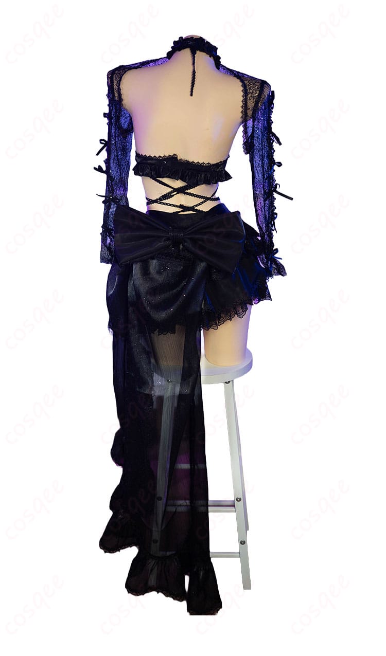 勝利の女神:NIKKE ドリーミングレイク衣装の背面。背部蝶結びとライン取り、着脱部の構造が見える角度。