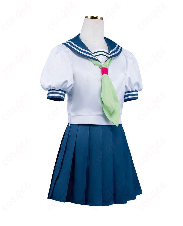 鈴木みゆ 夏制服の側面写真。ウエストラインとスカートのプリーツの落ち感を確認できるサイドビュー。