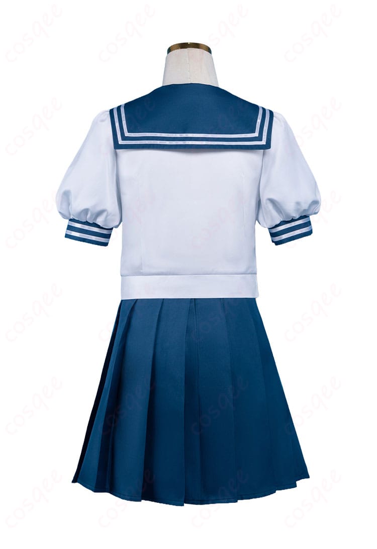 鈴木みゆ セーラー服の背面写真。セーラー襟の幅と背面ライン、スカートの広がりを表現。
