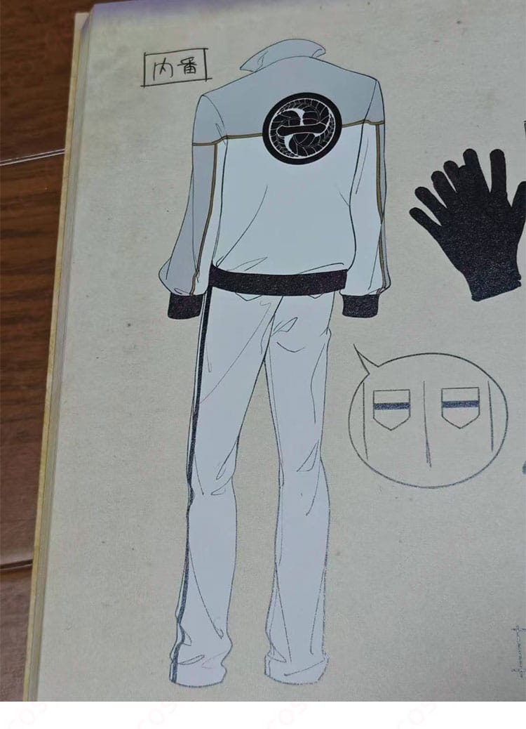 日光一文字 内番服の背面全体。コートの落ち感とパンツのシルエット、肩から裾までのラインを確認できる後ろ姿。