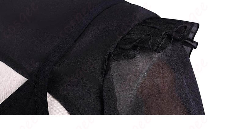 肩から袖にかけての装飾詳細。ショルダーのパーツ配置と固定方法が分かる拡大画像。