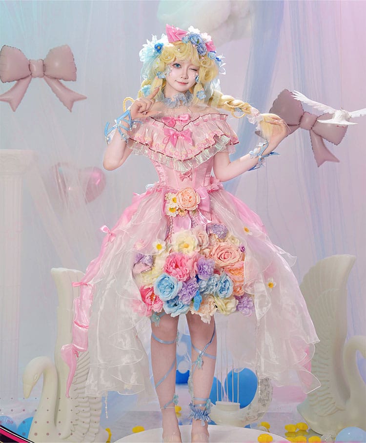 モデル着用の正面ポーズ:蜃気楼ドレスのシルエットと胸元装飾が分かる写真