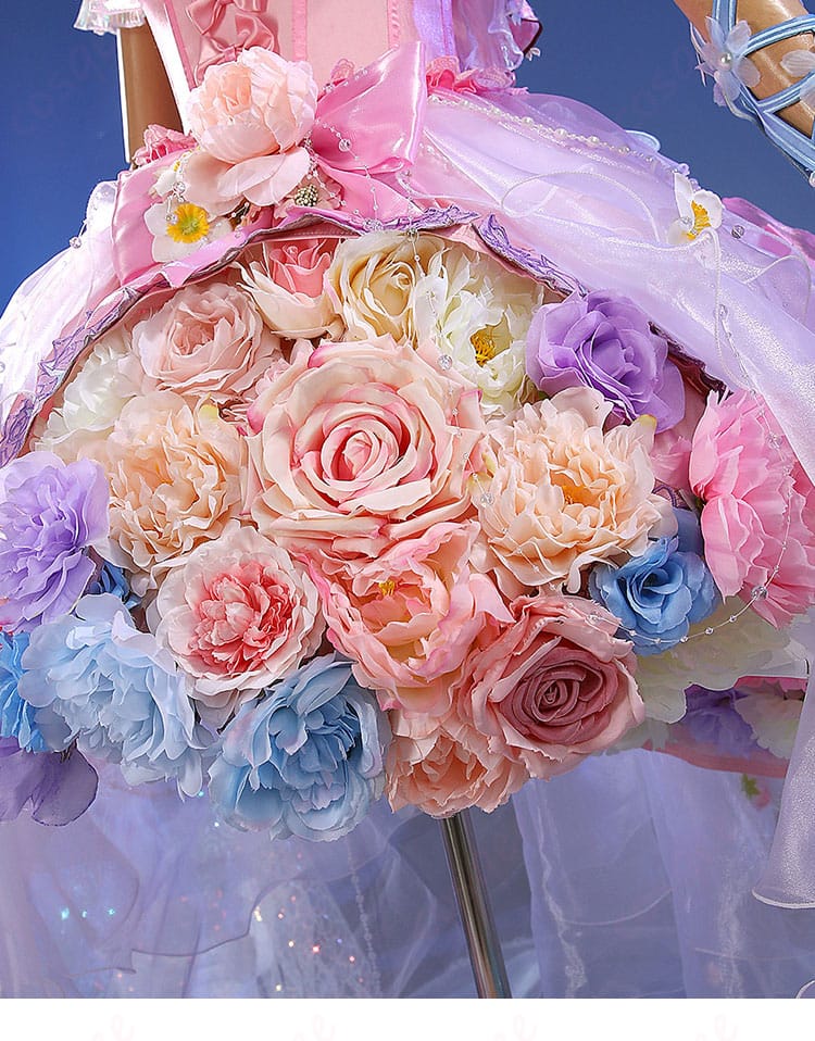 スカートの花飾りディテール:立体フラワーとゴールド装飾の接写