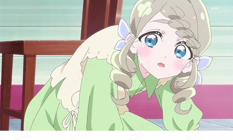 コスプレ衣装の肩と袖に施された装飾ディテール