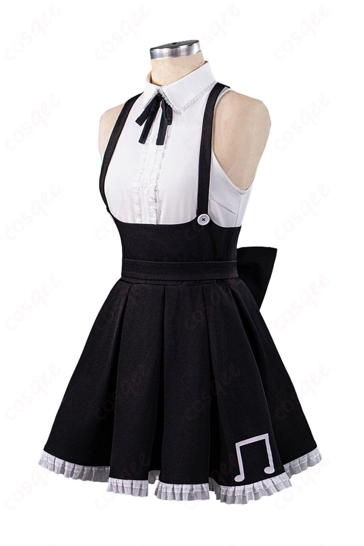 初音ミク ゴシックVer. コスプレ衣装の側面。サスペンダーのラインとスカートの落ち感を確認できる角度