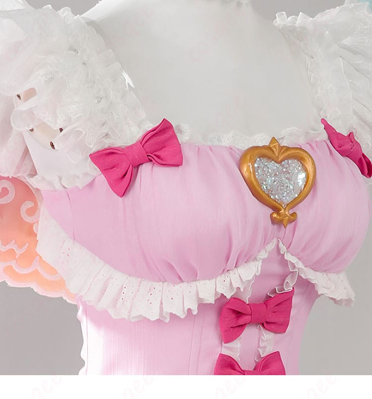 オーロラキスコーデ風ピンクドレスの襟元とチョーカー装飾のディテール