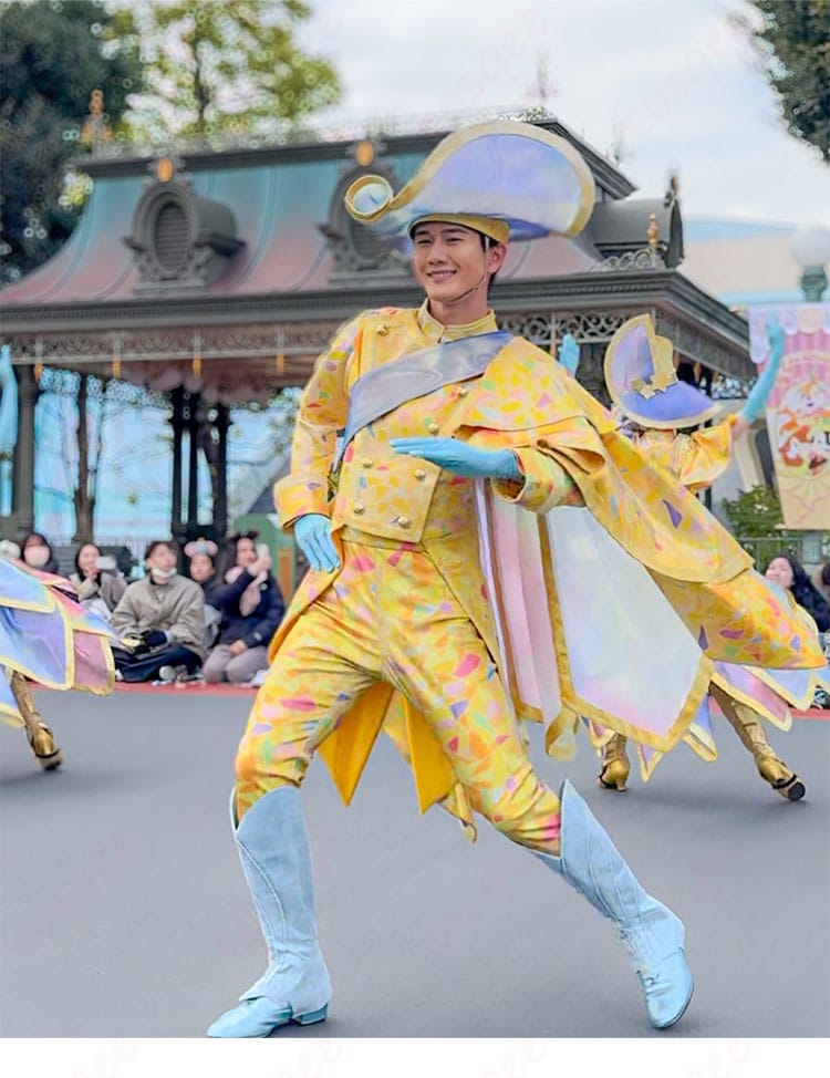 東京ディズニーランド ハーモニー・イン・カラー ダンサーのコスプレ衣装を着用した正面全身イメージ
