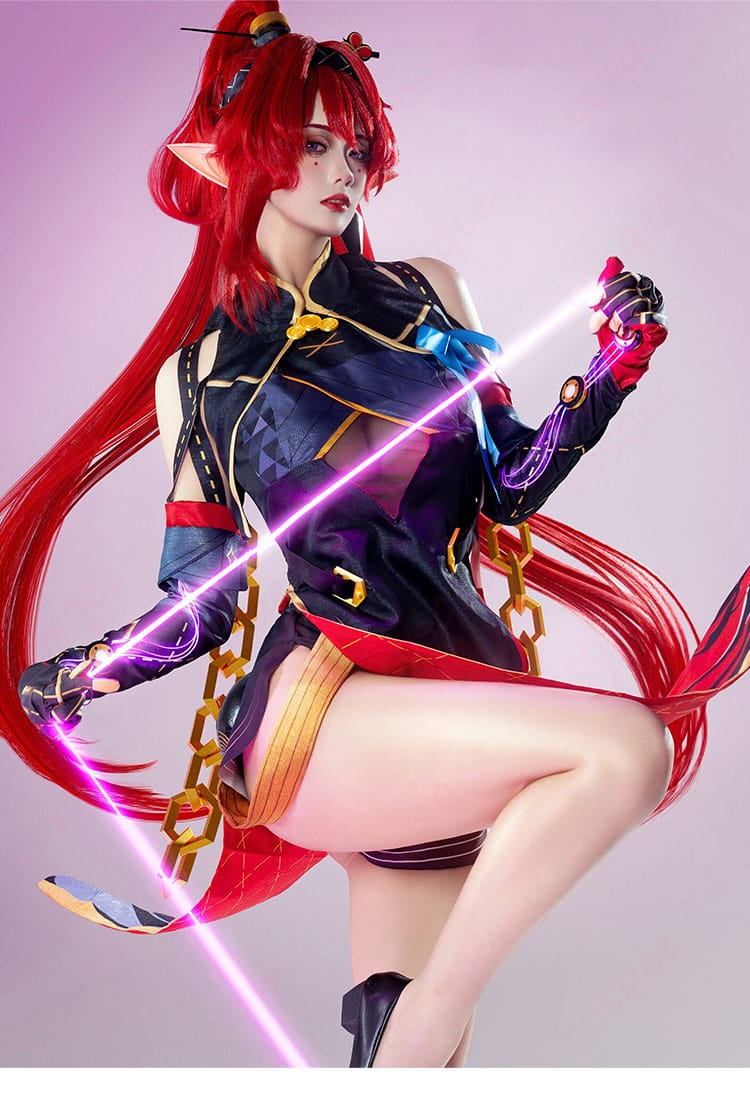 吟霖コスプレ衣装を着用した側面のディテール。ベストとワンピースのレイヤード構成を確認できる画像