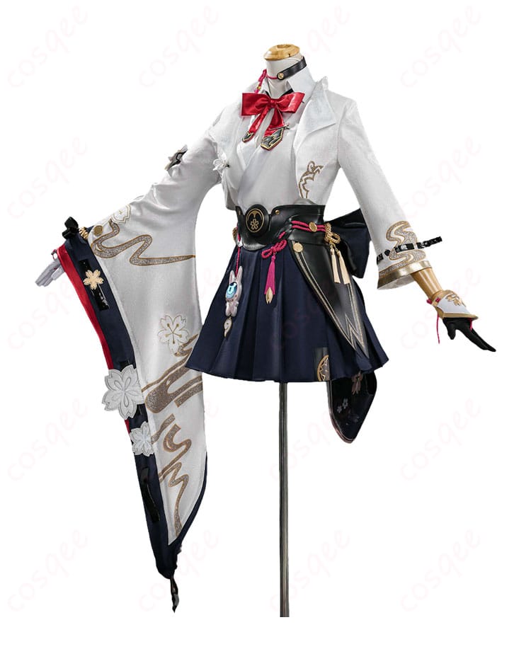 ヒアンシー コスプレ衣装の右側に配したベルトとレッグカバーのディテール