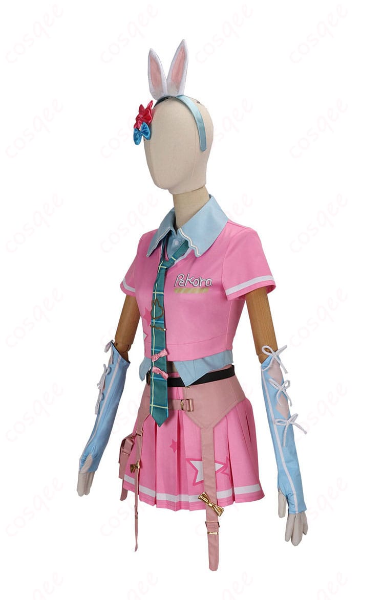 兎田ぺこら原宿衣装コスプレの背面デザイン、レッグウォーマーを含む全身スタイル