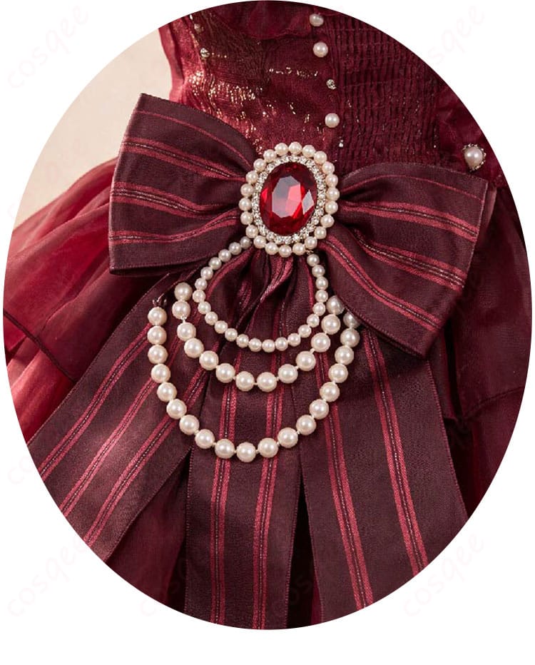 深紅のフリルドレスを彩るウエストリボンの装飾ディテール
