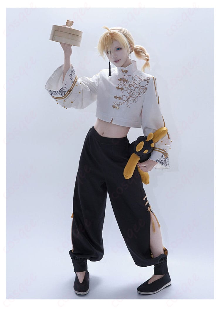 鏡音レンの描き下ろし衣装モチーフを着用した全身コスプレイメージ