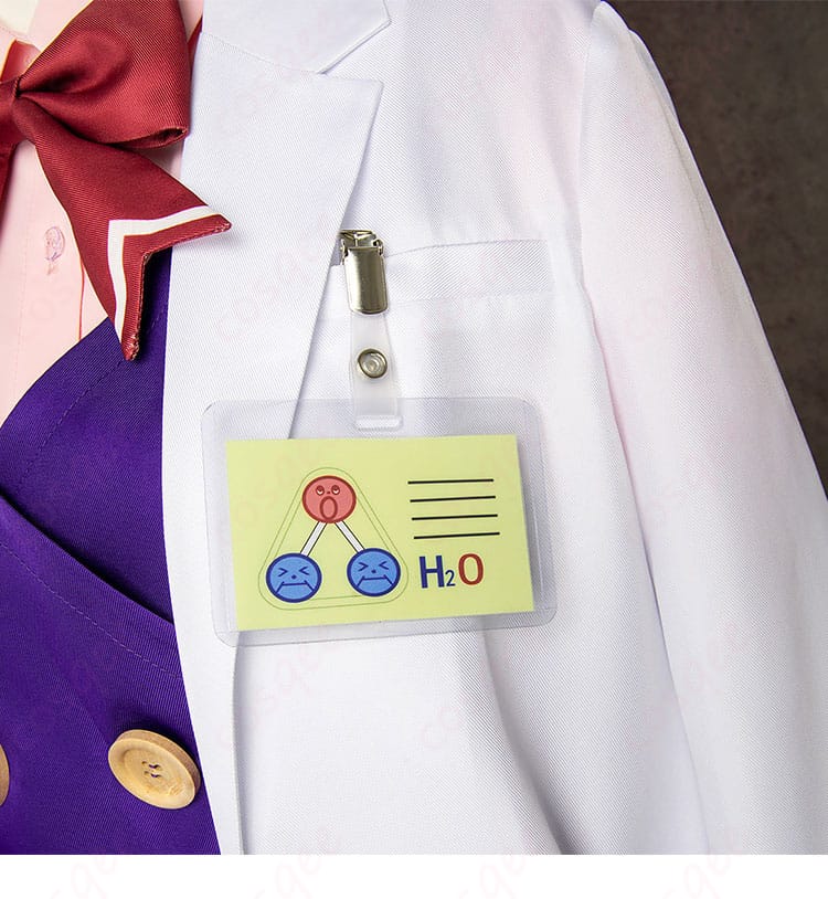 宝月茜コスプレ衣装の胸元に付いた名札のディテール