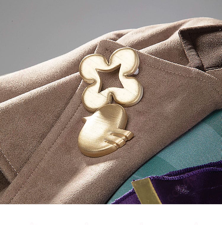 衣装の右側襟装飾の細部画像。精密な刺繍と装飾が魅力的。