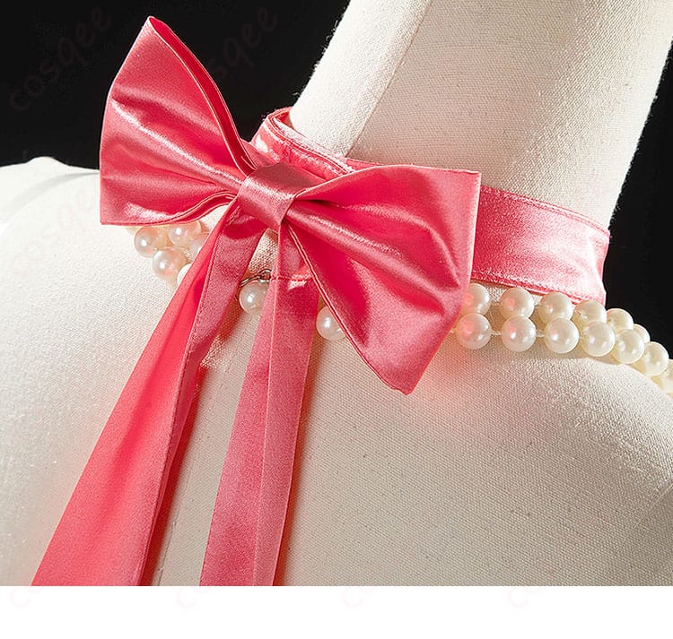 首元のアクセサリー拡大画像。ウマ娘 サクラチヨノオー コスプレ衣装(Fleur Enneigée)の上品さをアピール。