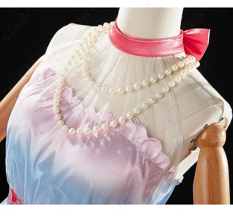 サクラチヨノオーのネックレス装飾アップ。ウマ娘 コスプレ衣装ならではの華やかさを間近でご覧ください。