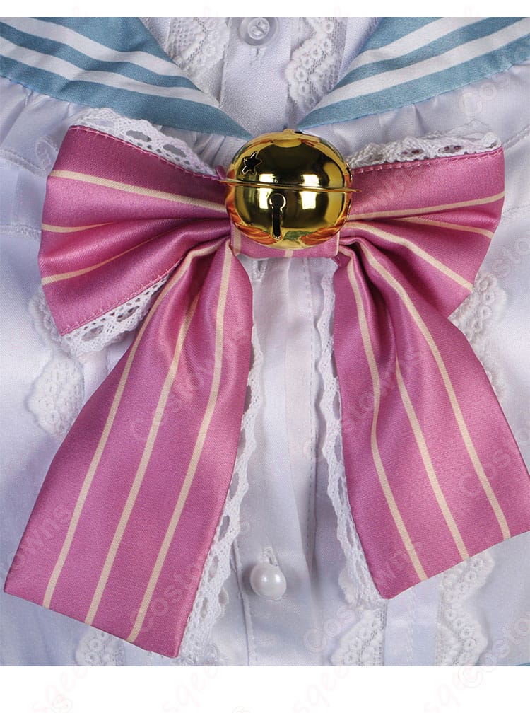 ミリー・パフェの胸元の鈴と蝶結び装飾の詳細。華やかで、キャラクターの特徴がよく表現されています。