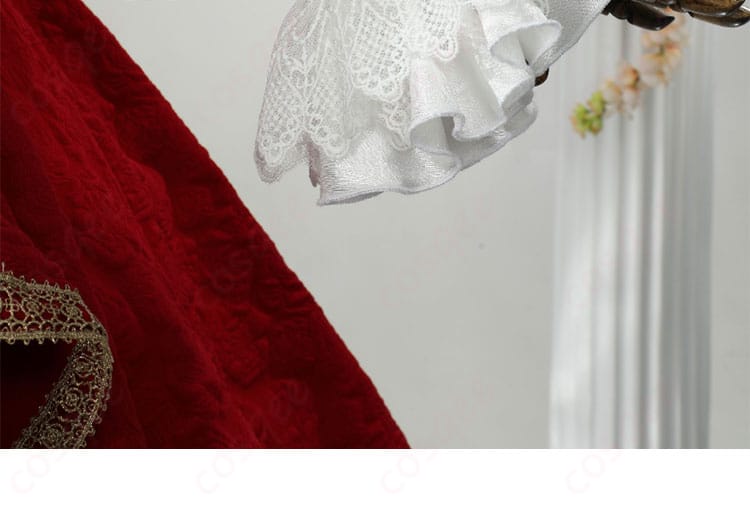 真紅 コスプレ衣装の袖口装飾詳細。繊細なデザインがアクセントになっています。