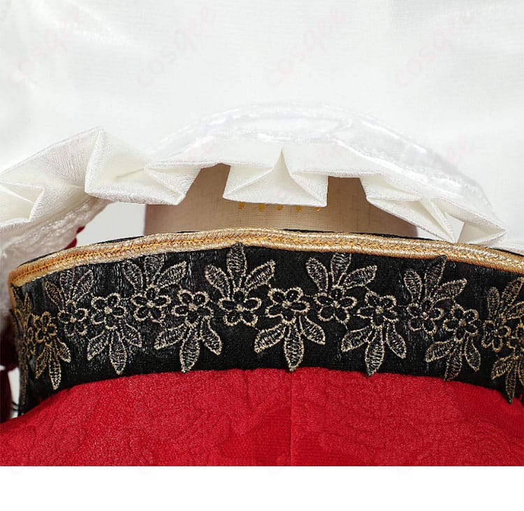 真紅 コスプレ衣装の衣領装飾詳細。繊細な刺繍と豪華なディテールが印象的。