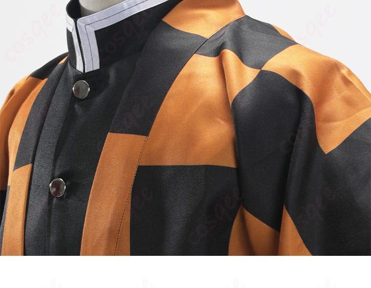 コスプレ衣装の左肩部分のディテール、しっかりとした仕上げ