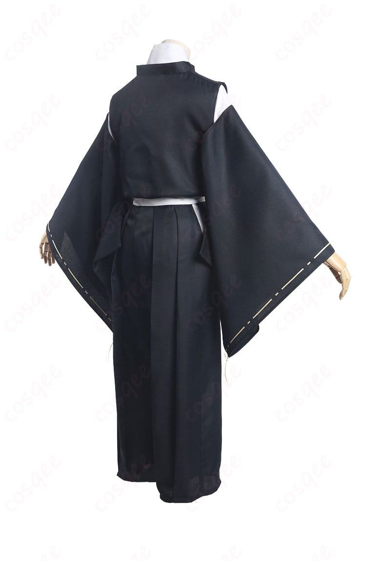 加茂憲紀 コスプレ衣装 背側面、衣装のリアルなディテールを強調