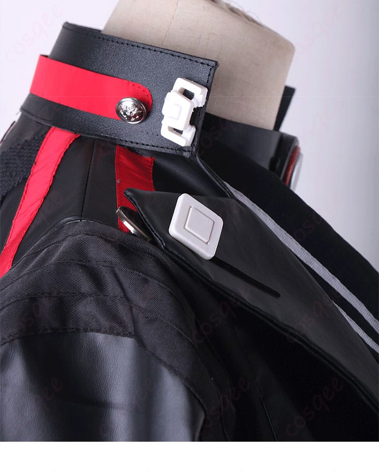 ベスティーの肩の装飾。リアルな刺繍とデザインが目を引きます。