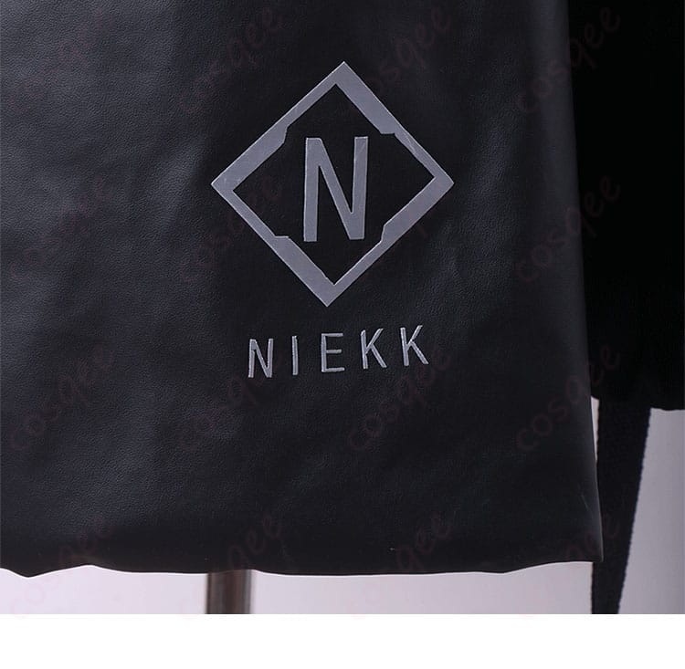 外套裾の美しい柄と装飾の詳細。NIKKEのベスティーの特徴的な部分を強調。