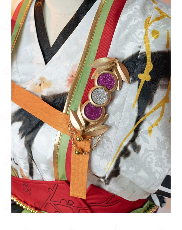 服装の胸元部分のアップ。しっかりと再現されたデザイン。