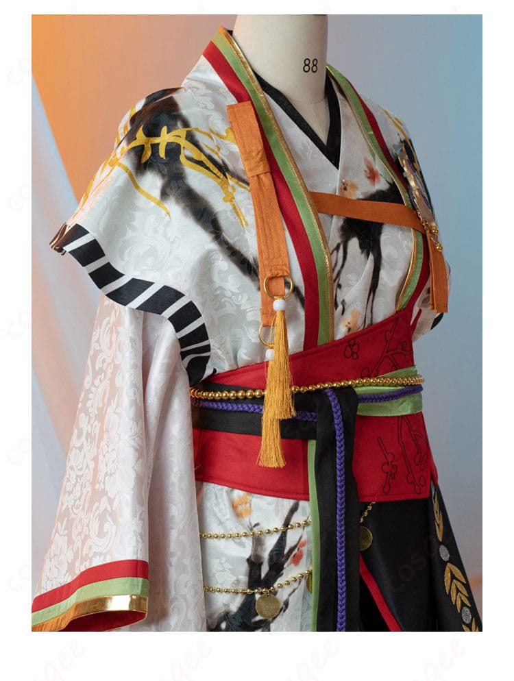 コスプレ衣装の胸元の装飾細部。精緻な刺繍と飾りを確認できます。