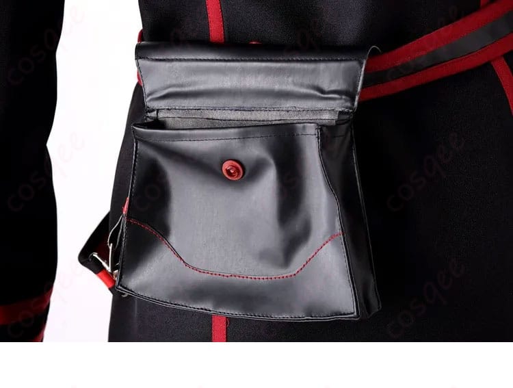 コスプレ衣装の腰包部分のディテール画像。キャラクターのリアルさが感じられるアクセサリーのディテール。