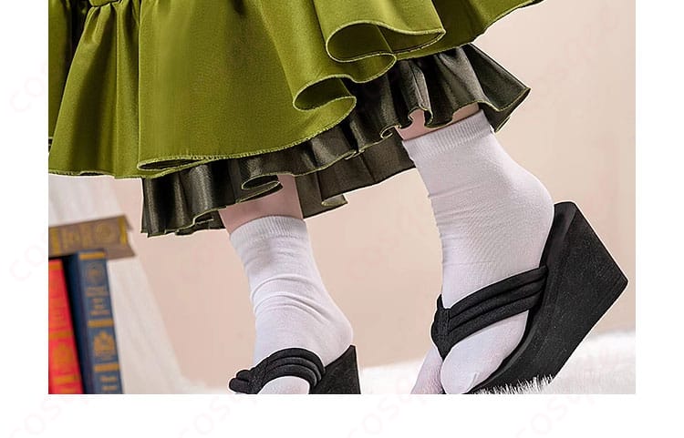 初音ミク コスプレ衣装のスカートの装飾。スカートのフリルとデザインが鮮明に映し出されている。