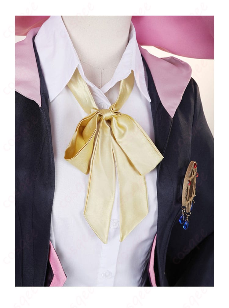 イレイナのコスプレ衣装上衣部分の装飾ディテール。精密な刺繍とデザインが特徴。