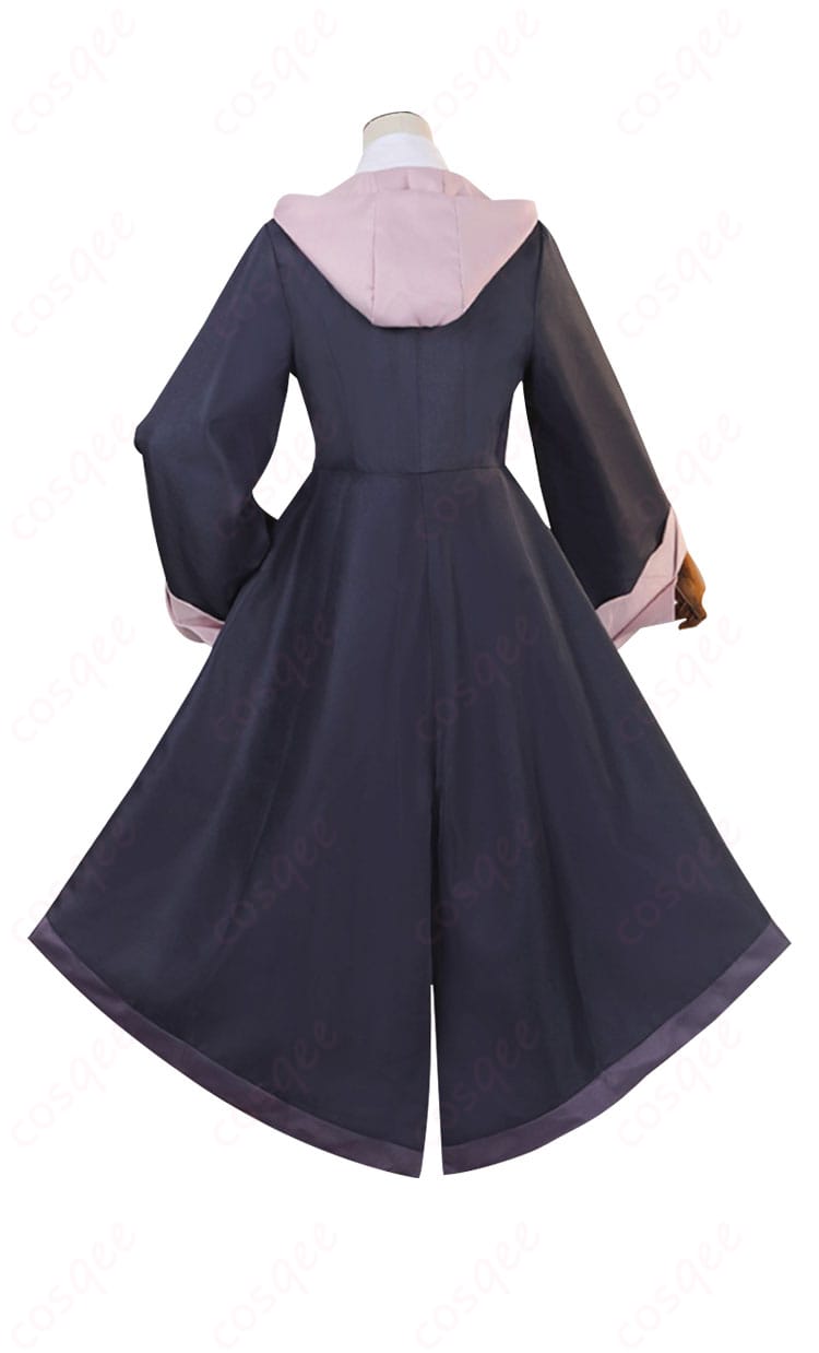 魔女の旅々 イレイナ コスプレ衣装「灰の魔女」背面図。衣装の後ろ姿も美しく再現。