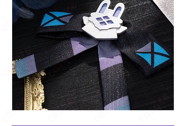 背部に施された蝶結びアクセサリーのディテール、衣装の重要なアクセント。