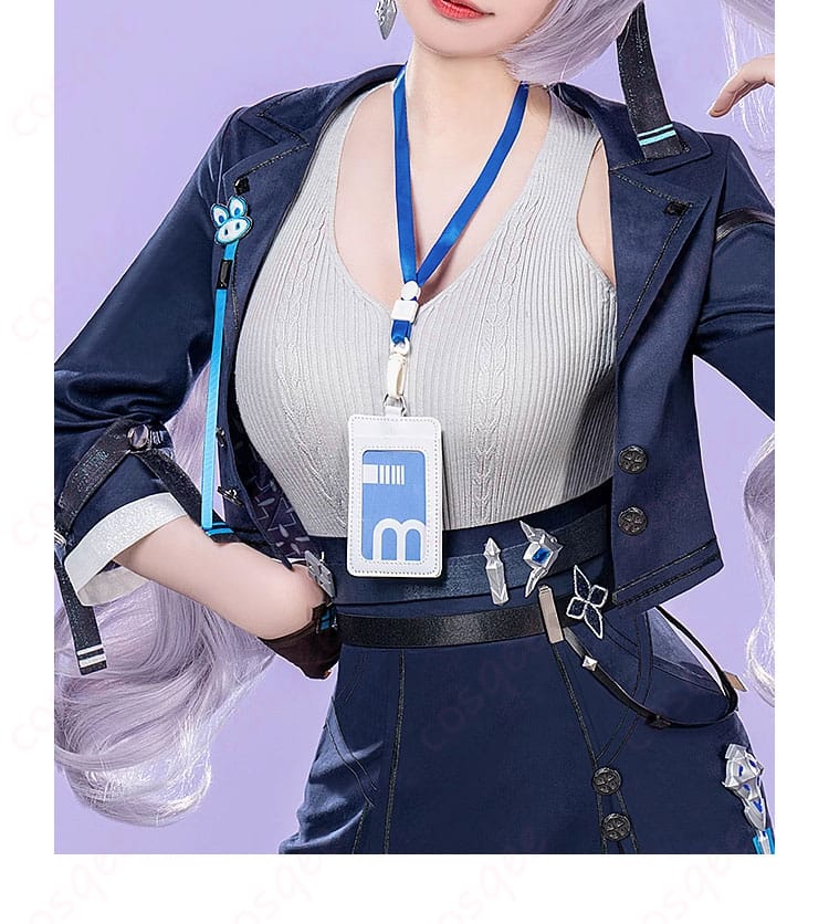 衣装の胸元、胸飾りや装飾の繊細なディテールをクローズアップ。