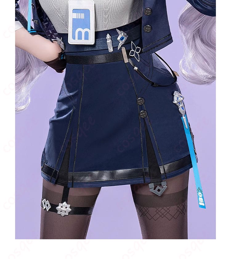 スカートやタイツのデザイン、下部の装飾部分を詳細に展示。