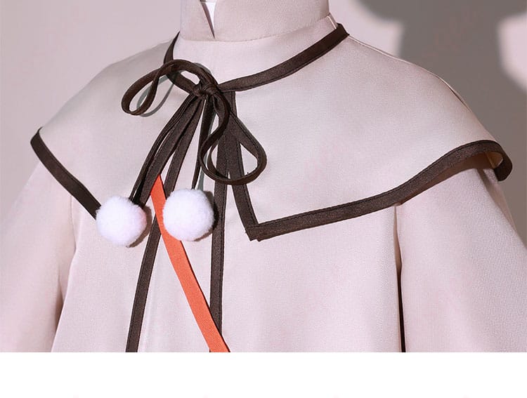 アーニャ・フォージャーのコスプレ衣装、上襟の精細な刺繍と装飾が特徴。