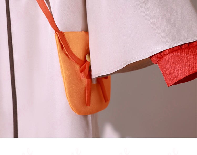 アーニャ・フォージャーのコスプレ衣装、袖に付いた小さなバッグの装飾。