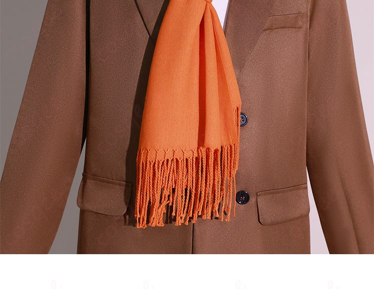 ロイド・フォージャー コスプレ衣装の装飾細部。刺繍やアクセサリーが忠実に再現されたデザイン。