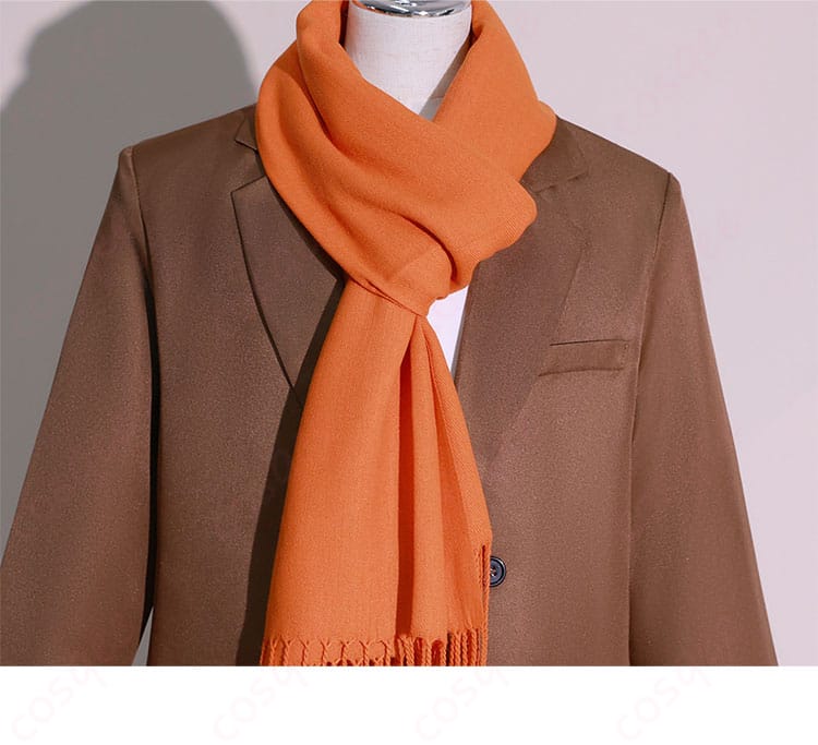 ロイド・フォージャーのコスプレ衣装の衣領と囲巾装飾の細部。高品質な仕立てと忠実な再現が特徴。