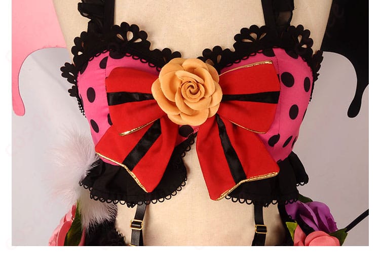 小悪魔編衣装の胸前の蝶結びデザイン。リボンの細かい部分がクローズアップされています。