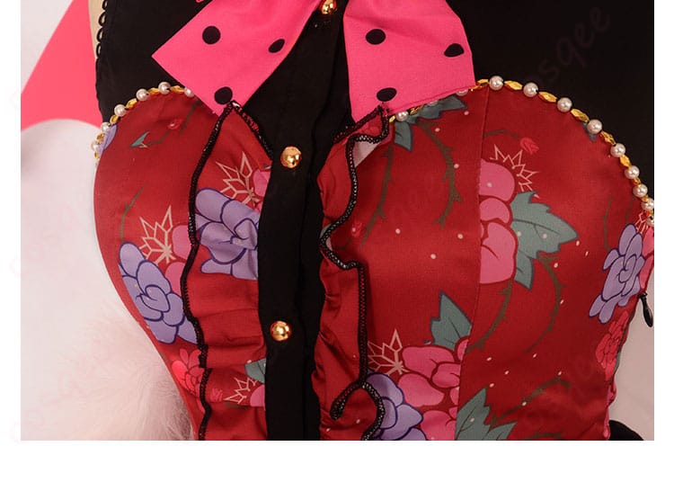 高坂穂乃果の衣装の胸元部分のデザイン詳細。細かい刺繍とアクセサリーに注目。